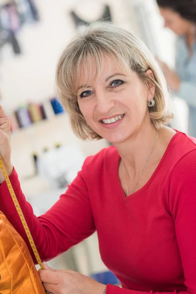 Donna nel negozio di merceria — Foto Stock