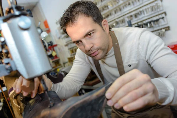 Cobbler using sewing machine — Stock Photo, Image