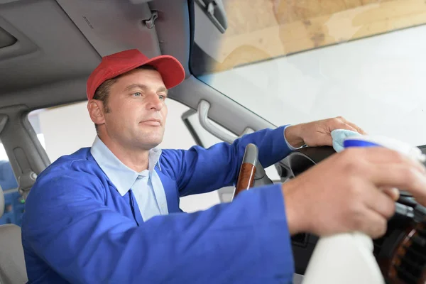 Man cleaning vehicle cab — Stock Photo, Image