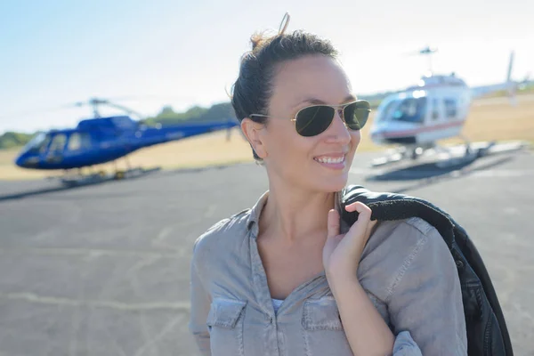 Piloto de helicóptero fêmea e helicóptero — Fotografia de Stock