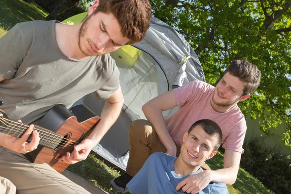 Les adolescents s'amusent au camping — Photo