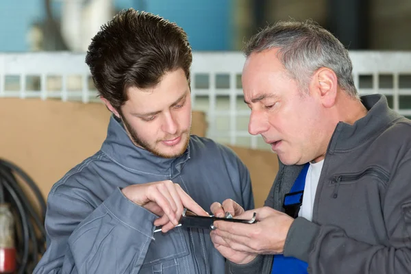 Dělníci vkládání šroub do plechu — Stock fotografie