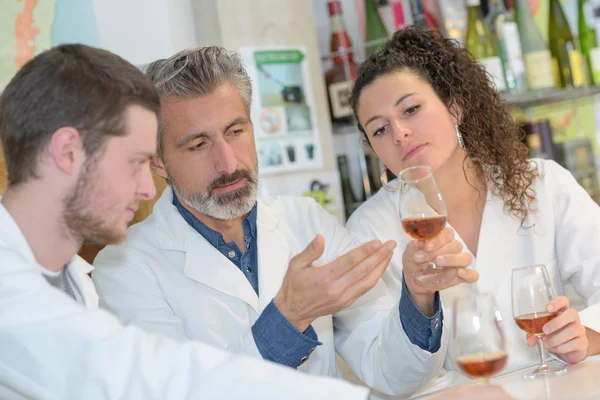 Lehrer begutachtet mit Schülern Glas Cognac — Stockfoto