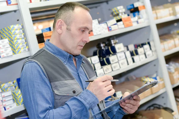 Фармацевт пишет на планшете в аптеке — стоковое фото
