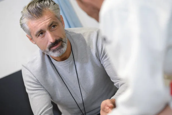 Man in conversation with doctor — Stock Photo, Image