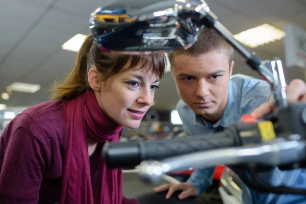 Beobachtung eines Motorrads und Arbeit — Stockfoto