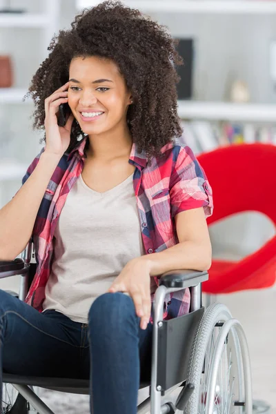 Ung kvinna talar på mobiltelefon — Stockfoto