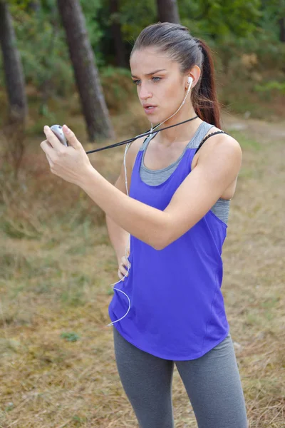 Genç kadın atlet holding kronometre — Stok fotoğraf