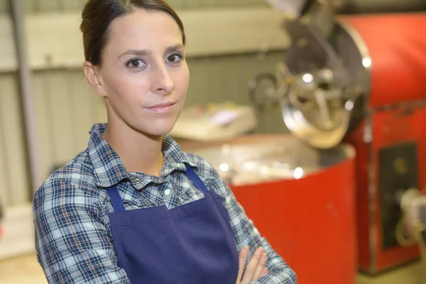 Portret van een vrouw in fabriek — Stockfoto