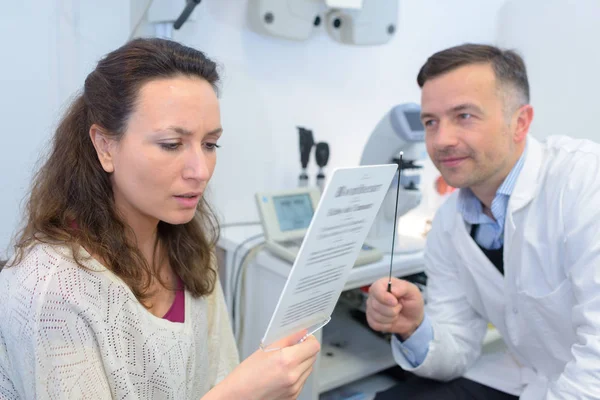 Oogarts met patiënt en de oogarts — Stockfoto