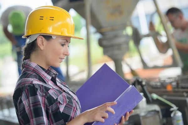 Lesen des Vertrages und der Arbeit — Stockfoto