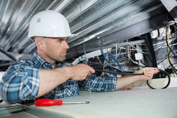 Elettricista al lavoro ed elettricista — Foto Stock