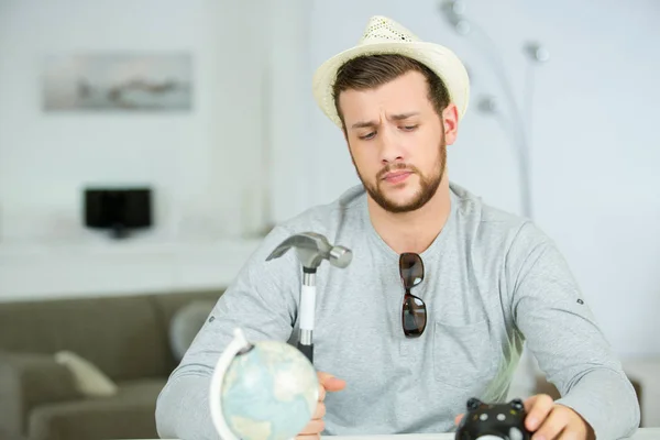 Hombre lamentablemente preparado para romper la hucha abierta — Foto de Stock