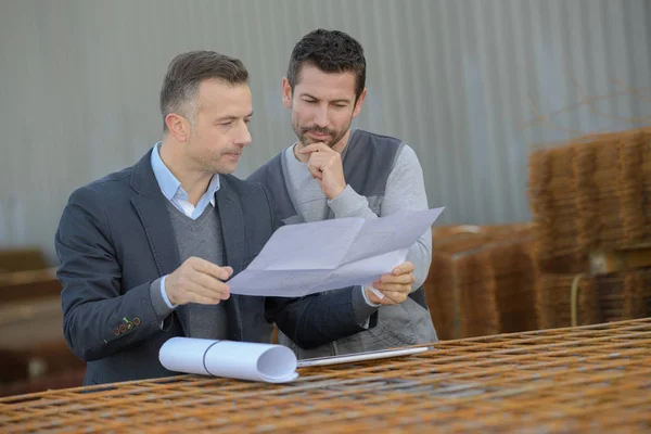 Manager tot goedkeuring van de werknemer werk in fabriek — Stockfoto