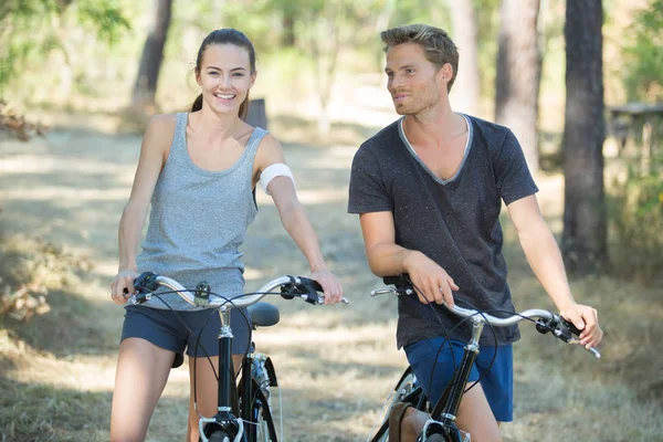 Молода пара і їх велосипеди — стокове фото