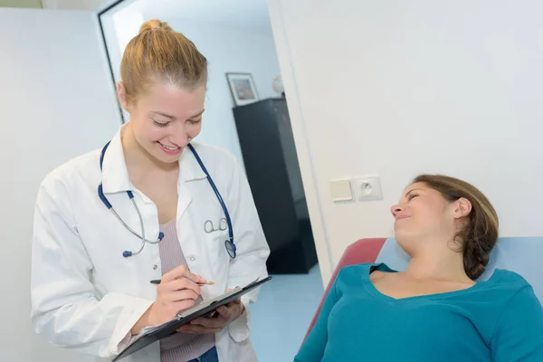 Freund geht zur Untersuchung — Stockfoto