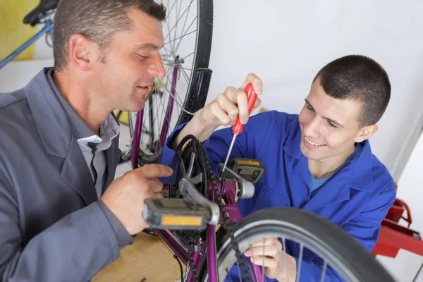 Profesor și ucenic repararea unei biciclete — Fotografie, imagine de stoc