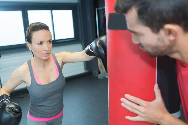 Una classe di boxe e una scatola — Foto Stock