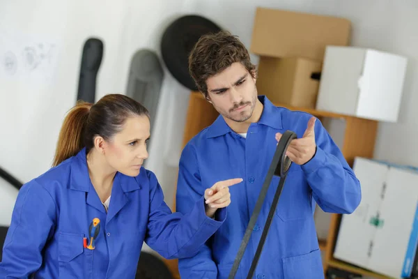 Ingenieros mirando la junta de goma — Foto de Stock