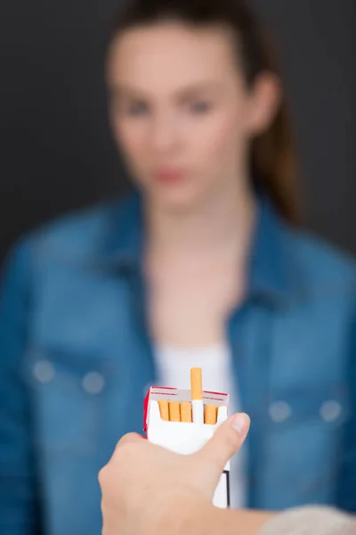Het aanbieden van een sigaret en neen — Stockfoto