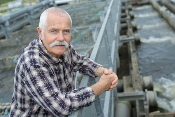 Die Bewässerungsanlage und die Arbeit — Stockfoto