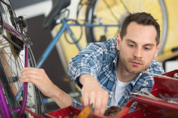 Industriella cykel assembler och arbete — Stockfoto