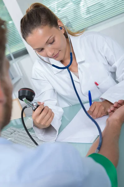 Den klinik praktikant och arbete — Stockfoto