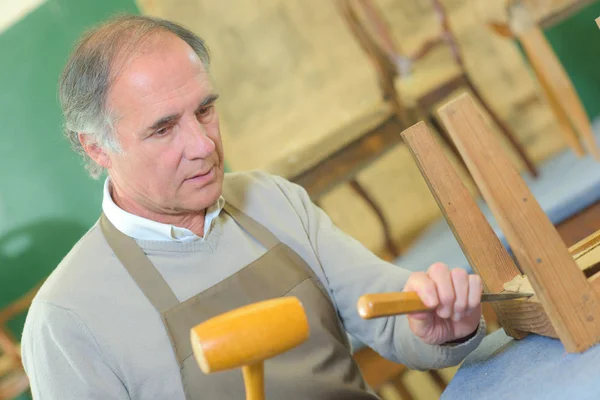 Schnitzerei für Details und Arbeit — Stockfoto