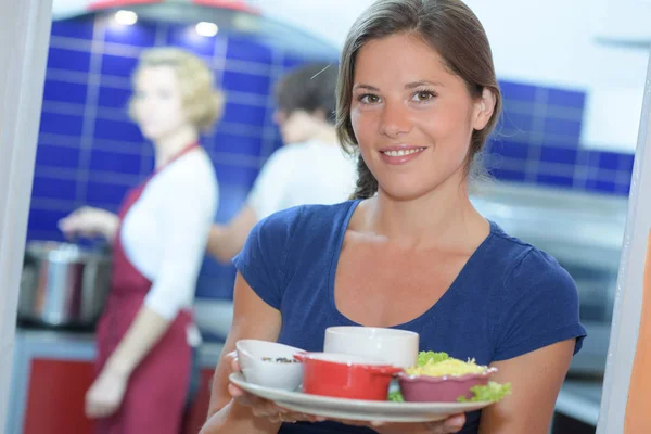Serveerster in een restaurant en waitress — Stockfoto