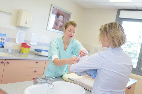 Cleaning the wound and work — Stock Photo, Image