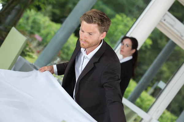 Covering the table with a cloth — Stock Photo, Image