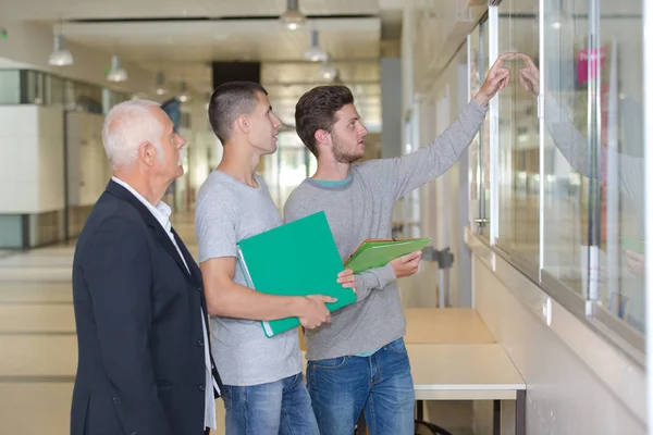 Studenten op zoek naar hun namen — Stockfoto