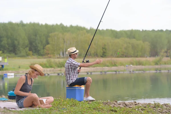 Fiske i sötvatten sjön — Stockfoto