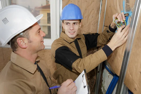 Construtores instalando isolamento térmico — Fotografia de Stock