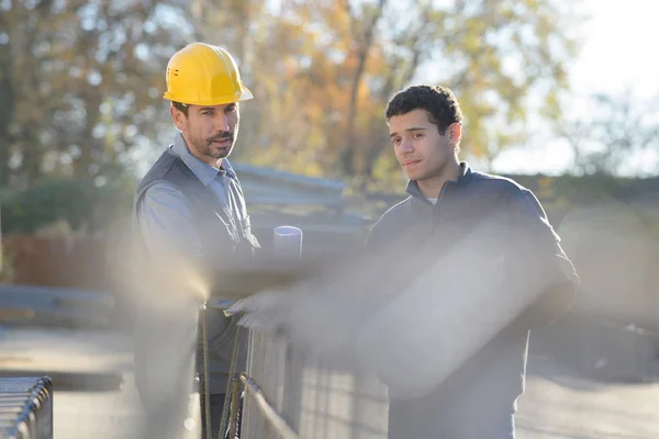 Trabajadores de la construcción discutiendo fuera —  Fotos de Stock