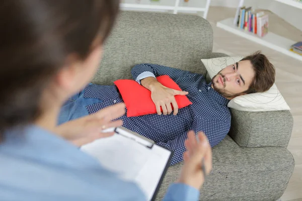 Giovane con terapeuta — Foto Stock