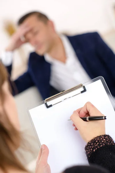 Therapeut und Büro aufsuchen — Stockfoto