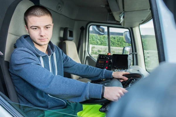 逆にトラックの運転手と車 — ストック写真