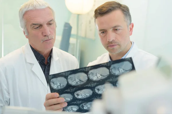 Positives radiologisches Ergebnis und Arbeit — Stockfoto