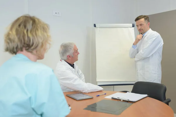 Médicos en reunión y médico — Foto de Stock