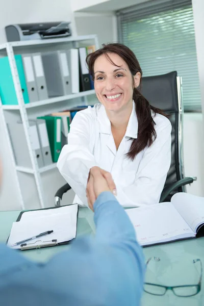 Salutare un paziente e lavorare — Foto Stock