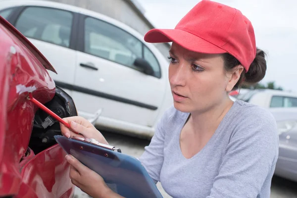 Facendo un preventivo per la riparazione auto — Foto Stock