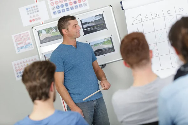 Lärare på framsidan av klass träningsgrupp — Stockfoto