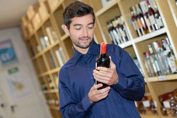 O rótulo e o trabalho do vinho — Fotografia de Stock