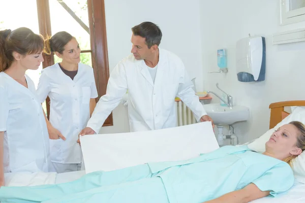 Caring for an injured patient — Stock Photo, Image