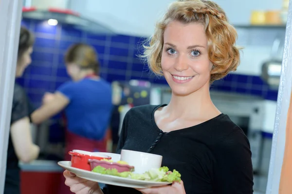 Kellnerin im Restaurant und Kellnerin — Stockfoto