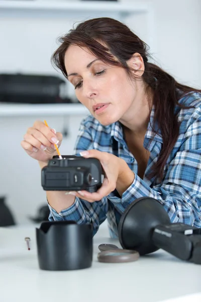 Vorbereitung der Geräte auf die Sendung — Stockfoto