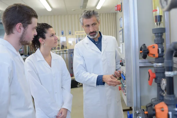 Operating a medical machine — Stock Photo, Image