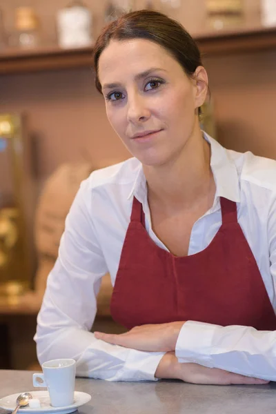 Porträt der Kellnerin im Café — Stockfoto