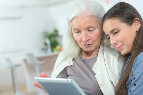 Babcia uczy się używać tabletu — Zdjęcie stockowe